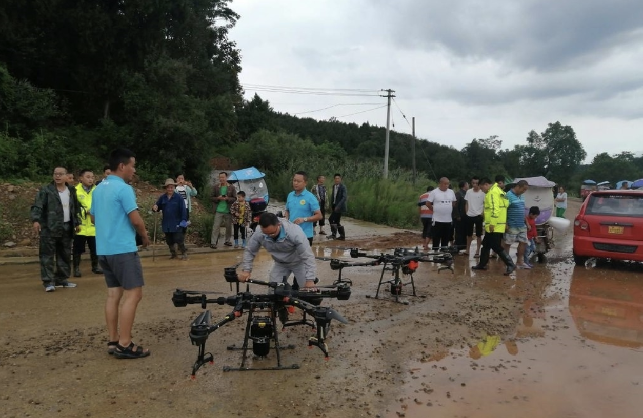 中國河水暴漲32人被困孤島 無人機出動運送食物