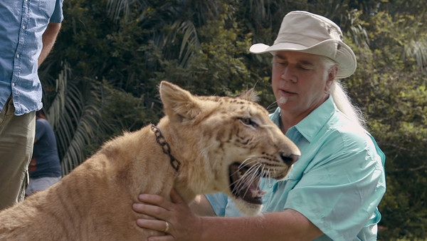 異國喬現在的動物園站時遊卡蘿接管。 圖:Netflix/提供 異國喬現在的動物園站時遊卡蘿接管。 圖:Netflix/提供