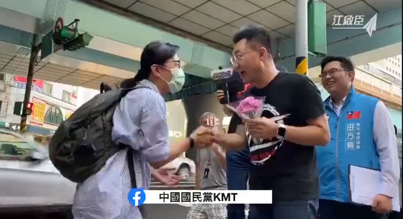「我們攏某離開！」 江啟臣街頭演講公投連署  支持者獻花頻鼓掌