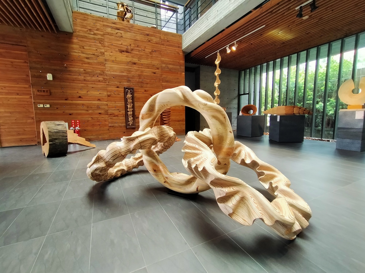 相關作品正在三義木雕館展出。 唐復年/攝 相關作品正在三義木雕館展出。 唐復年/攝