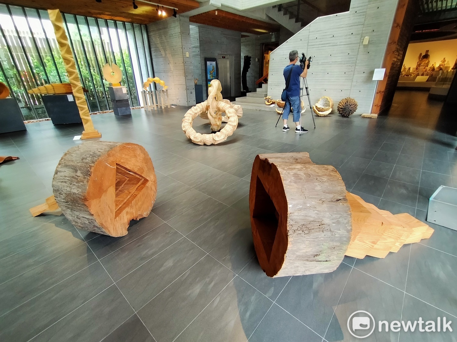 相關作品正在三義木雕館展出。 唐復年/攝 相關作品正在三義木雕館展出。 唐復年/攝