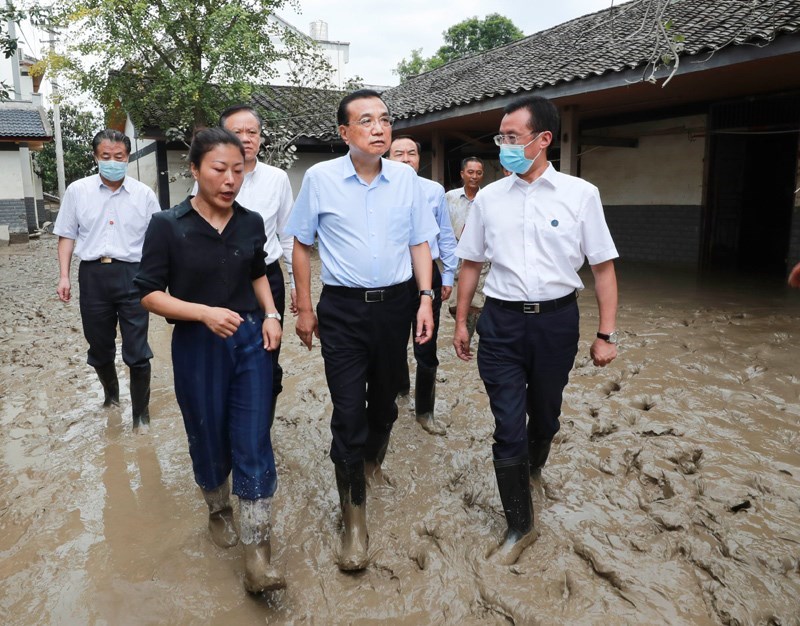 中國勘災狂搞大內宣！李克強穿雨鞋滿腳泥喊與民共度難關