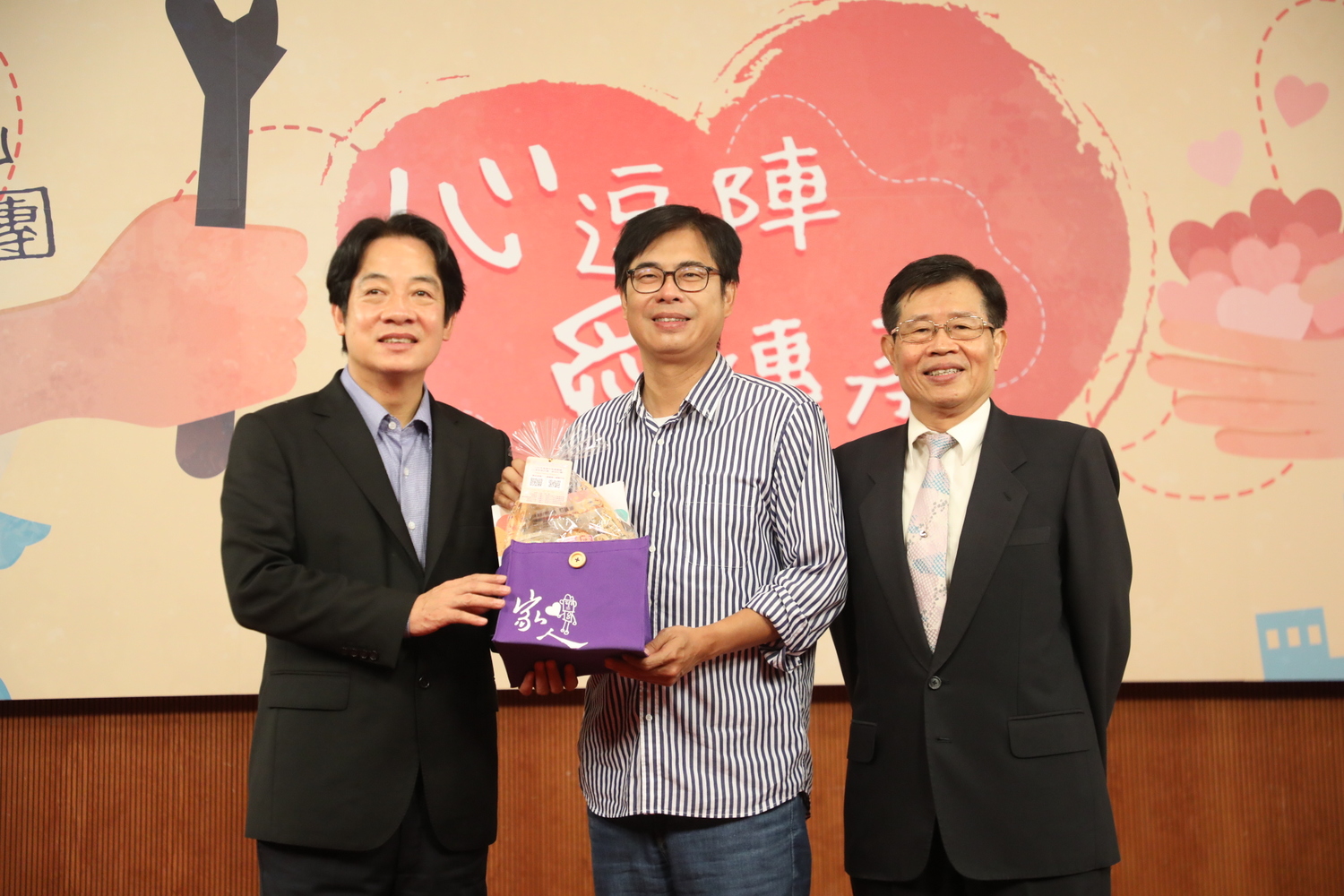 副總統賴清德(左)與陳其邁(中)經驗傳承。 圖:陳其邁團隊/提供 副總統賴清德(左)與陳其邁(中)經驗傳承。 圖:陳其邁團隊/提供