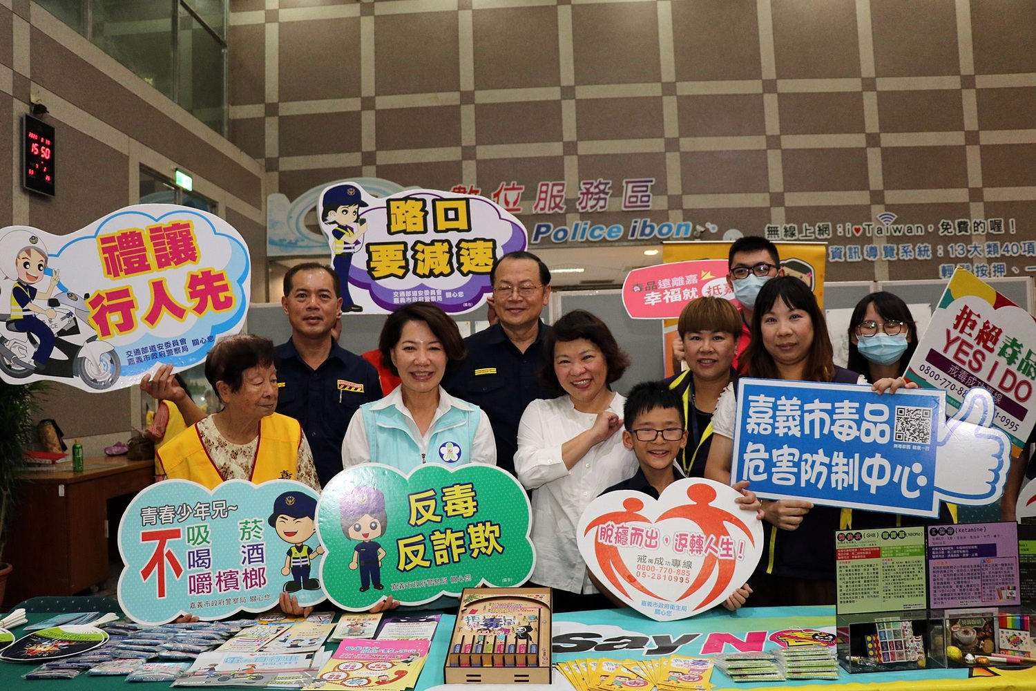 台灣高等法院判決吸毒弒母無罪,輿論譁然。網友質疑,以後還需要反毒宣導嗎?圖為嘉義市政府與警方合力宣導反毒。 圖:嘉義記者公會/提供 台灣高等法院判決吸毒弒母無罪,輿論譁然。網友質疑,以後還需要反毒宣導嗎?圖為嘉義市政府與警方合力宣導反毒。 圖:嘉義記者公會/提供