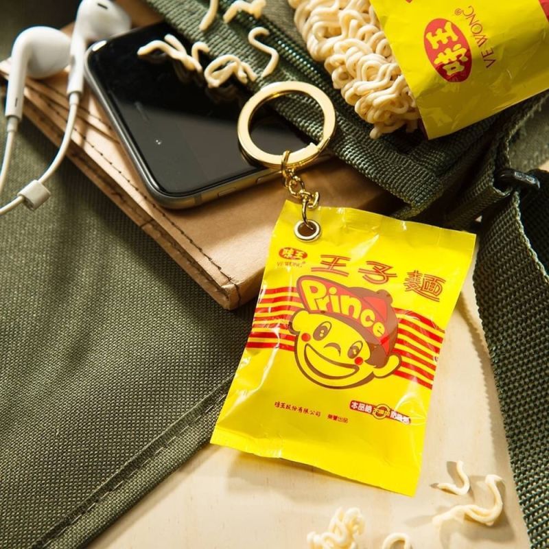 王子麵造型悠遊卡的外袋與市面販售的商品材質完全相同,搖晃時還會有脆麵的沙沙聲,搭配鑰匙圈吊飾相當實用。 圖:悠遊卡公司/提供 王子麵造型悠遊卡的外袋與市面販售的商品材質完全相同,搖晃時還會有脆麵的沙沙聲,搭配鑰匙圈吊飾相當實用。 圖:悠遊卡公司/提供