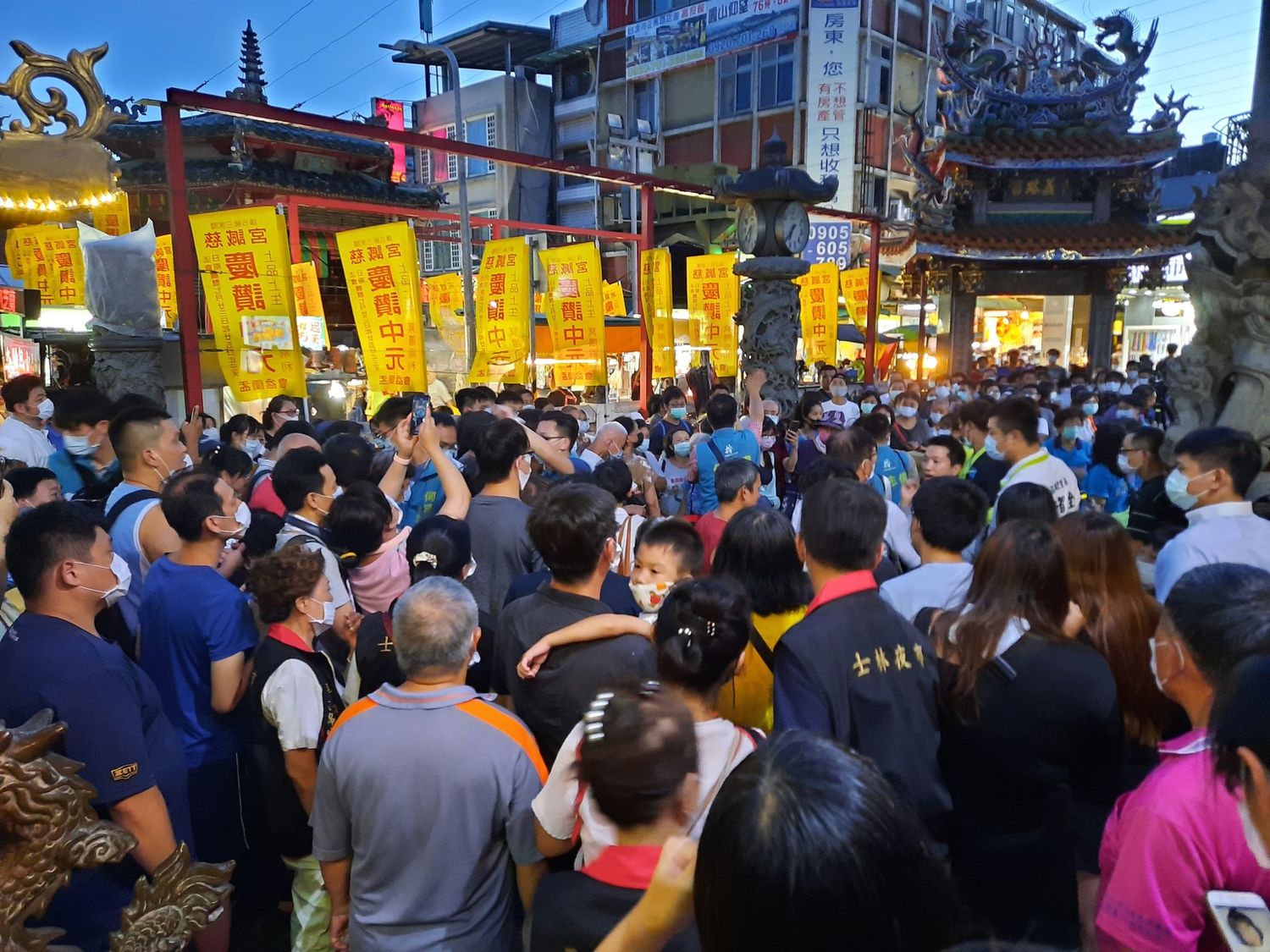 1200份雞排「祭品」半小發完 何志偉：說到做到、甘之如飴