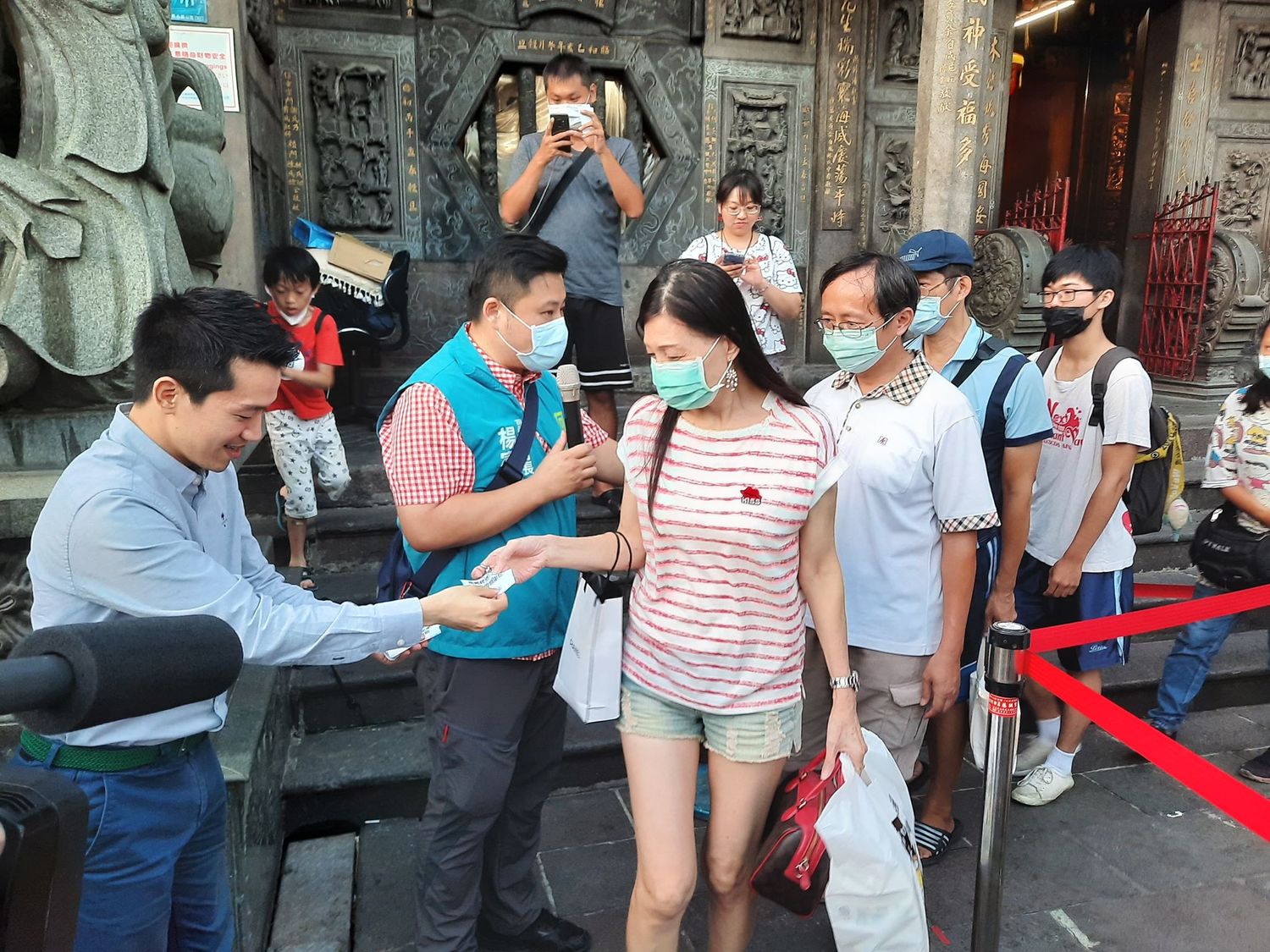 1200份雞排「祭品」半小發完 何志偉：說到做到、甘之如飴