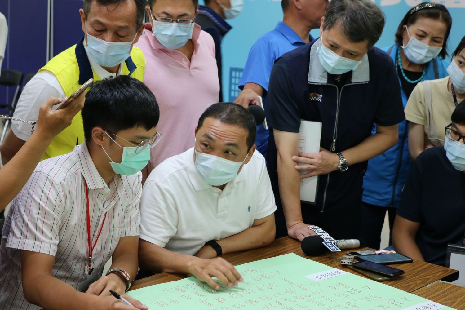 侯友宜贊同青年提議,盼藉公私協力建構線上資源平台。 圖:新北市勞工局 / 提供 侯友宜贊同青年提議,盼藉公私協力建構線上資源平台。 圖:新北市勞工局 / 提供
