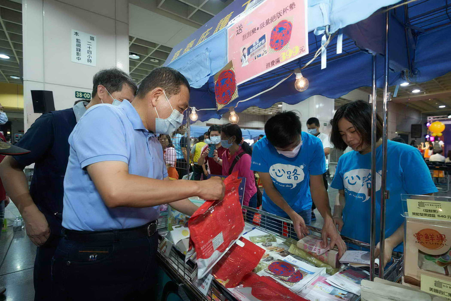 侯友宜巡視現場各攤位與大家互動。 圖:新北市勞工局 / 提供 侯友宜巡視現場各攤位與大家互動。 圖:新北市勞工局 / 提供