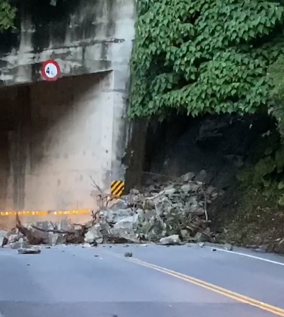 (影)台9丁線宜蘭觀音路段邊坡土石滑落 上午7時搶通