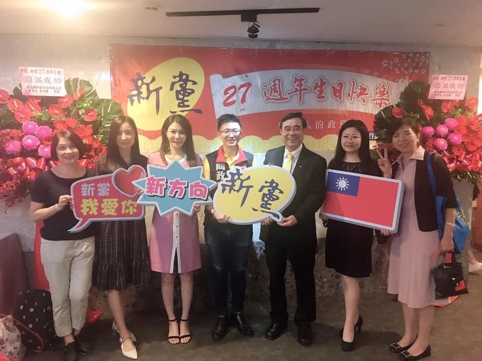 新黨黨主席吳成典與侯漢廷等人合影 圖:擷取自臉書 新黨黨主席吳成典與侯漢廷等人合影 圖:擷取自臉書