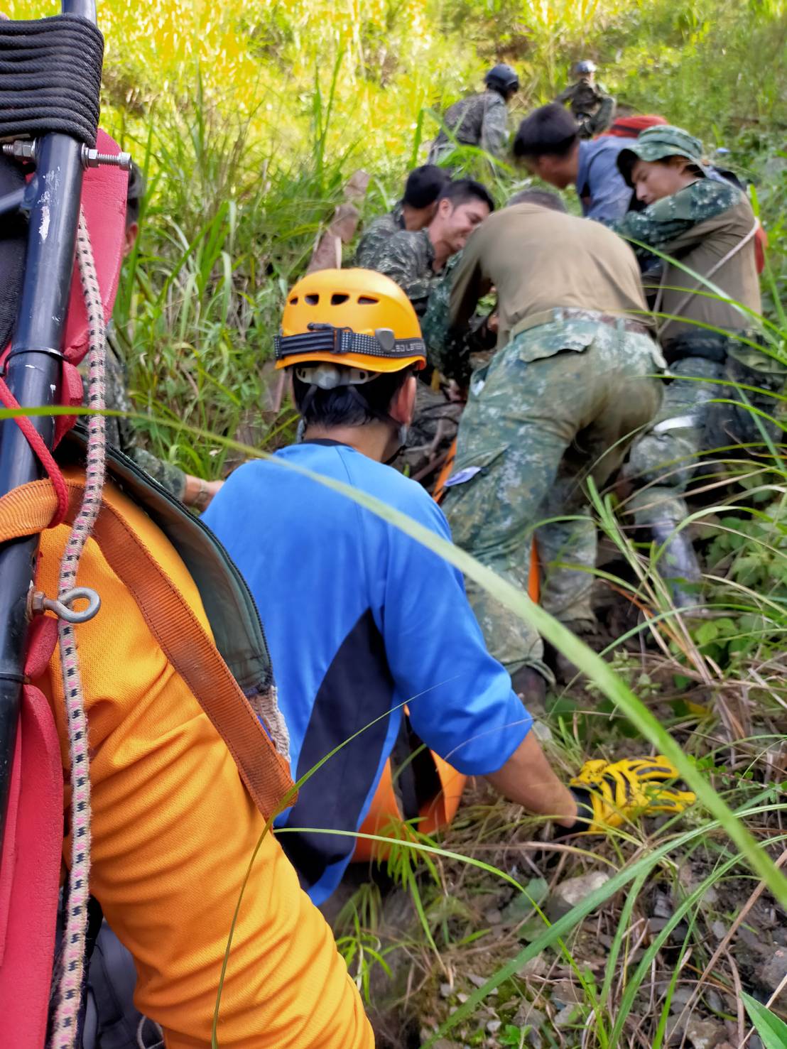消防人員趕緊至山谷救援。 圖:翻攝自網路 消防人員趕緊至山谷救援。 圖:翻攝自網路