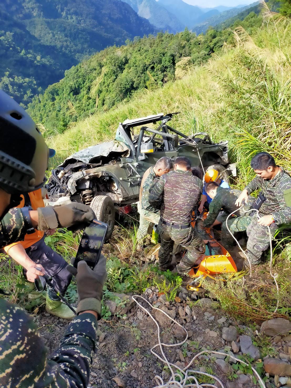 一名22歲的蒙姓駕駛兵上午駕駛軍用吉普車,疑因不熟路況,墜落山谷。 圖:翻攝自網路 一名22歲的蒙姓駕駛兵上午駕駛軍用吉普車,疑因不熟路況,墜落山谷。 圖:翻攝自網路