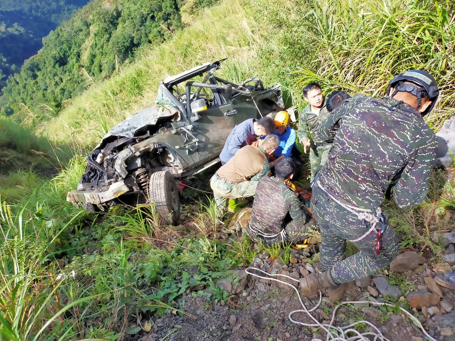 一名22歲的蒙姓駕駛兵上午駕駛軍用吉普車,疑因不熟路況,墜落山谷。 圖:翻攝自網路 一名22歲的蒙姓駕駛兵上午駕駛軍用吉普車,疑因不熟路況,墜落山谷。 圖:翻攝自網路