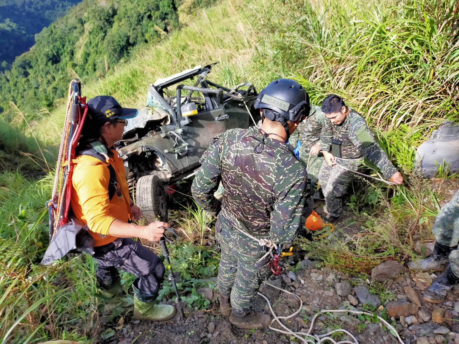 同袍緊急聯絡消防人員協助脫困。 圖:翻攝自網路 同袍緊急聯絡消防人員協助脫困。 圖:翻攝自網路