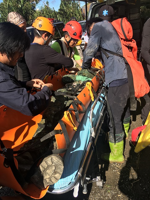 蒙姓駕駛兵疑因不熟悉路況,在林道坍塌處會車時連人帶車翻墜80公尺深谷。 圖:翻攝自網路 蒙姓駕駛兵疑因不熟悉路況,在林道坍塌處會車時連人帶車翻墜80公尺深谷。 圖:翻攝自網路