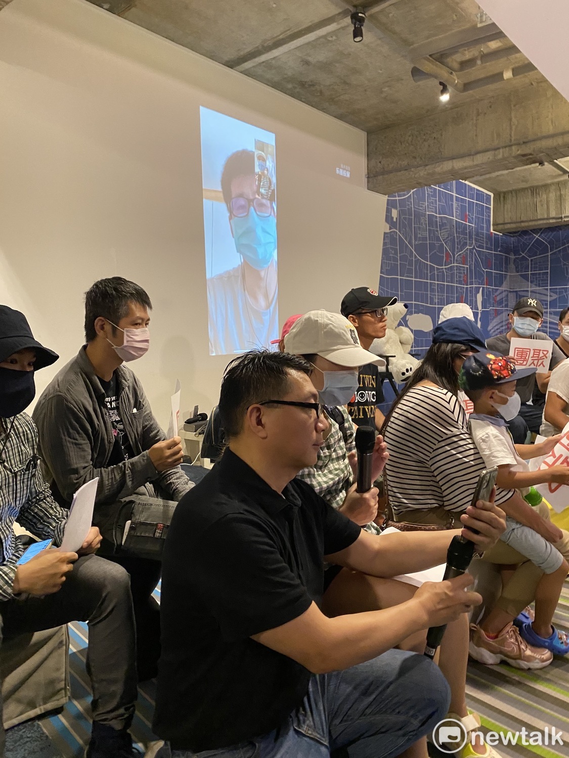 宋小姐和丈夫視訊通話。 圖:周煊惠 /攝 宋小姐和丈夫視訊通話。 圖:周煊惠 /攝