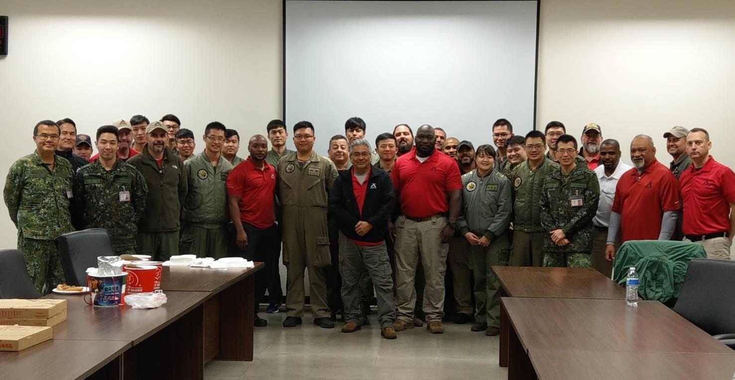 2016年起,前美軍飛行員和維修人員組成美國技術協助團隊,為台灣軍隊提供訓練與諮詢。 圖:取自美國在台協會臉書 2016年起,前美軍飛行員和維修人員組成美國技術協助團隊,為台灣軍隊提供訓練與諮詢。 圖:取自美國在台協會臉書