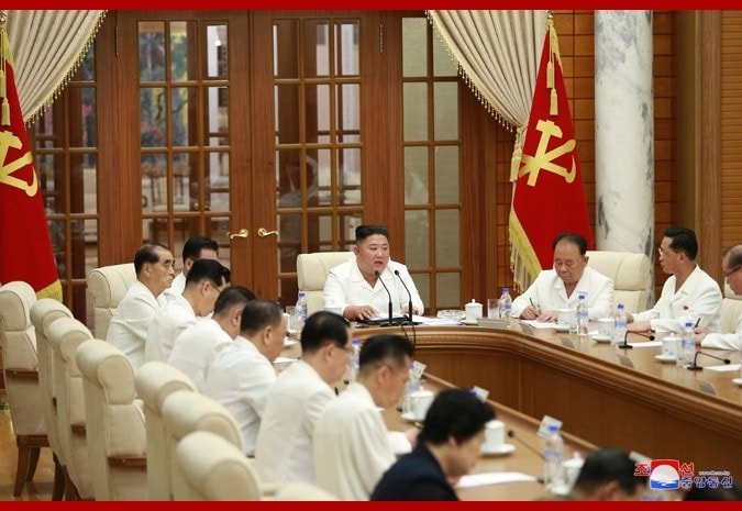 金正恩親自主持會議,討論防颱工作。 圖:翻攝自朝鮮經貿文化情報臉書 金正恩親自主持會議,討論防颱工作。 圖:翻攝自朝鮮經貿文化情報臉書