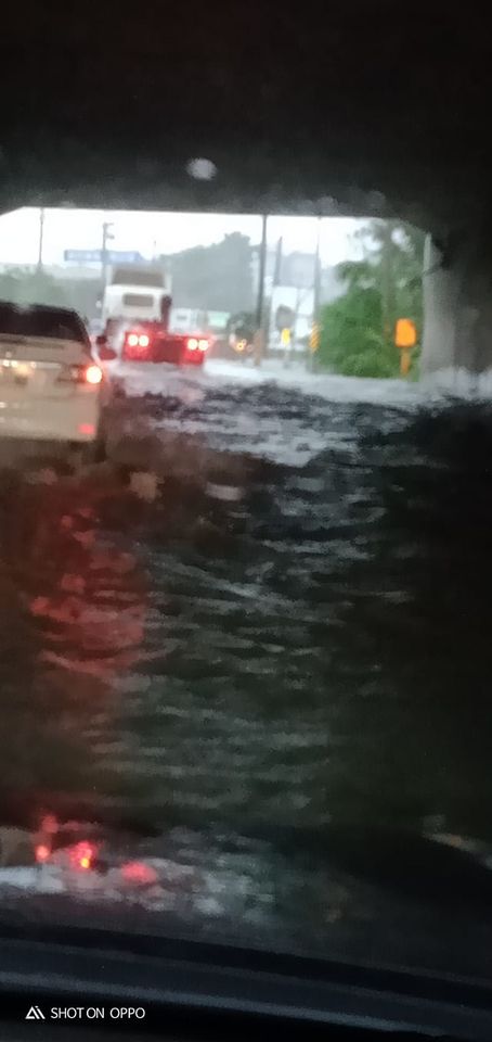 台鰻網友PO出現在台南道路狀況,並寫下仁德後壁區86快速橋下淹水。很多機車都拋毛。 圖:翻攝台南爆料公社臉書社團 台鰻網友PO出現在台南道路狀況,並寫下仁德後壁區86快速橋下淹水。很多機車都拋毛。 圖:翻攝台南爆料公社臉書社團