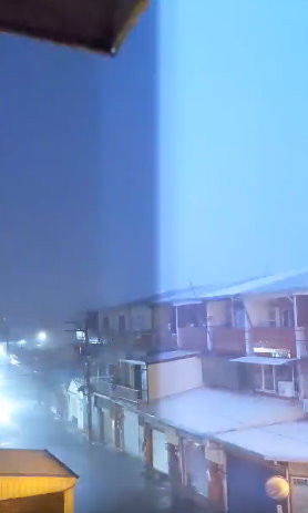 也有台南網友今天凌晨PO出打雷閃電的畫面,直呼不用睡了。 圖:翻攝台南爆料公社臉書社團 也有台南網友今天凌晨PO出打雷閃電的畫面,直呼不用睡了。 圖:翻攝台南爆料公社臉書社團