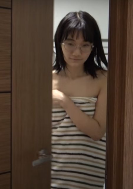 愛莉莎莎洗完澡後素顏裹著浴巾從浴室出來。 圖:翻攝YouTube 愛莉莎莎洗完澡後素顏裹著浴巾從浴室出來。 圖:翻攝YouTube