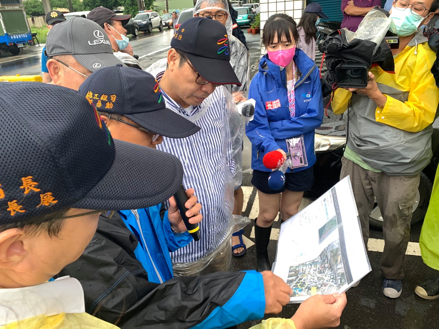 陳其邁在林園區五福路18巷口視察。 圖:取自陳其邁臉書 陳其邁在林園區五福路18巷口視察。 圖:取自陳其邁臉書