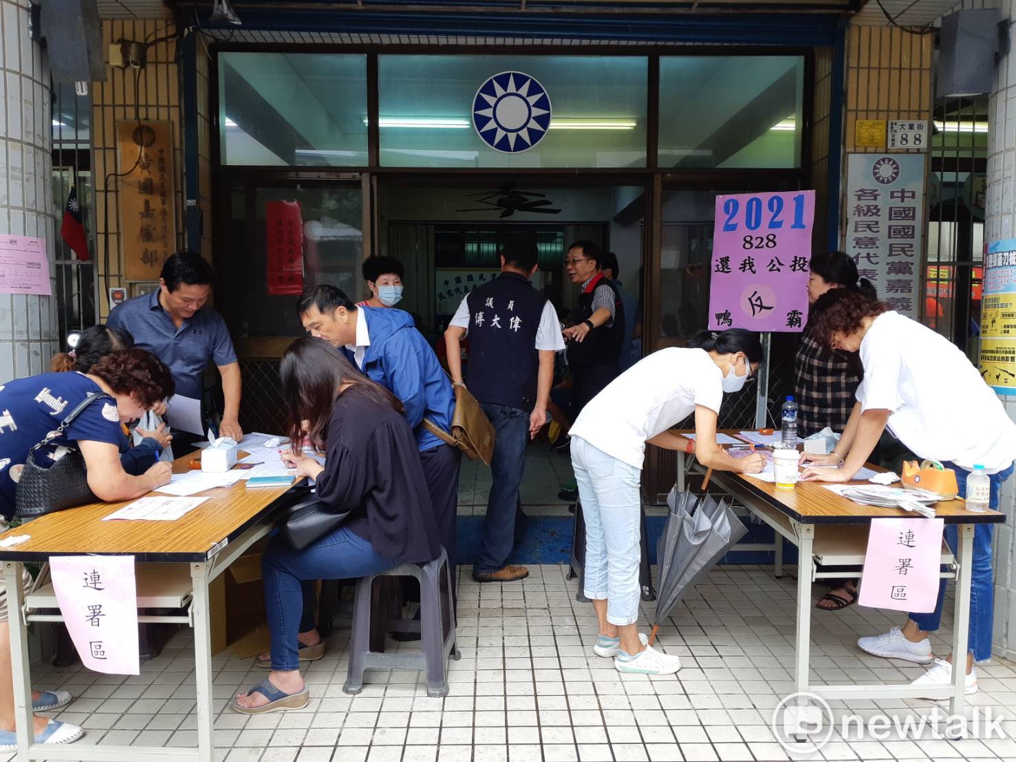 現場民眾已展開連署。 圖:蔡坤龍/攝 現場民眾已展開連署。 圖:蔡坤龍/攝