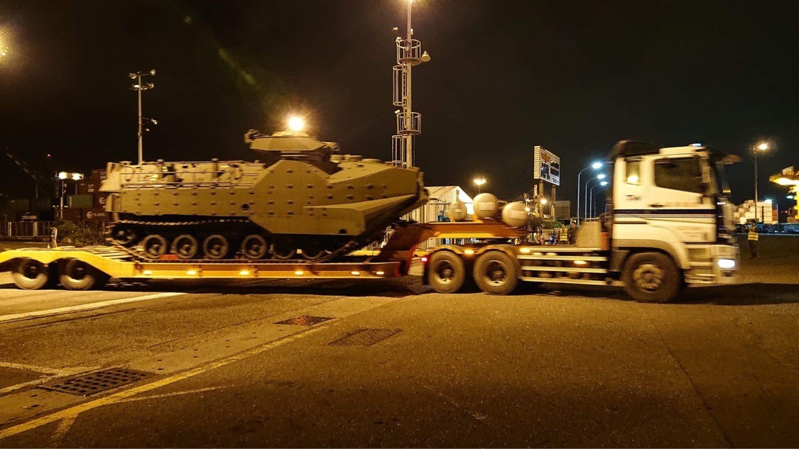美國軍售台灣32輛兩棲突擊車中的第一輛運抵台灣。 圖:翻攝美國在台協會臉書 美國軍售台灣32輛兩棲突擊車中的第一輛運抵台灣。 圖:翻攝美國在台協會臉書