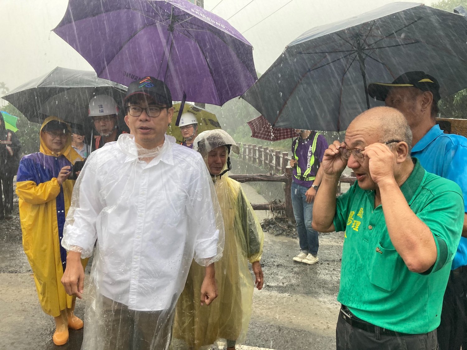 陳其邁冒雨視察災情。 圖:翻攝陳其邁臉書 陳其邁冒雨視察災情。 圖:翻攝陳其邁臉書