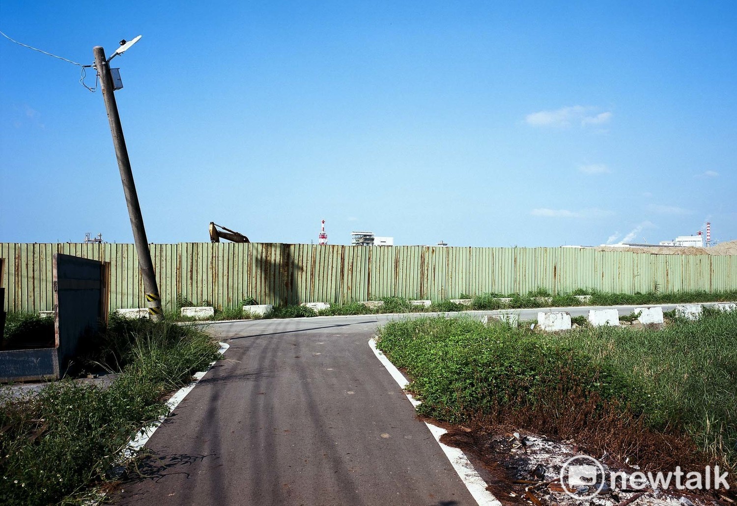 施工圍籬、歪掉的路燈………不久之後,桃園沿海的鄉村景觀將成為一個記憶而已。 圖:余白攝影/提供 施工圍籬、歪掉的路燈………不久之後,桃園沿海的鄉村景觀將成為一個記憶而已。 圖:余白攝影/提供