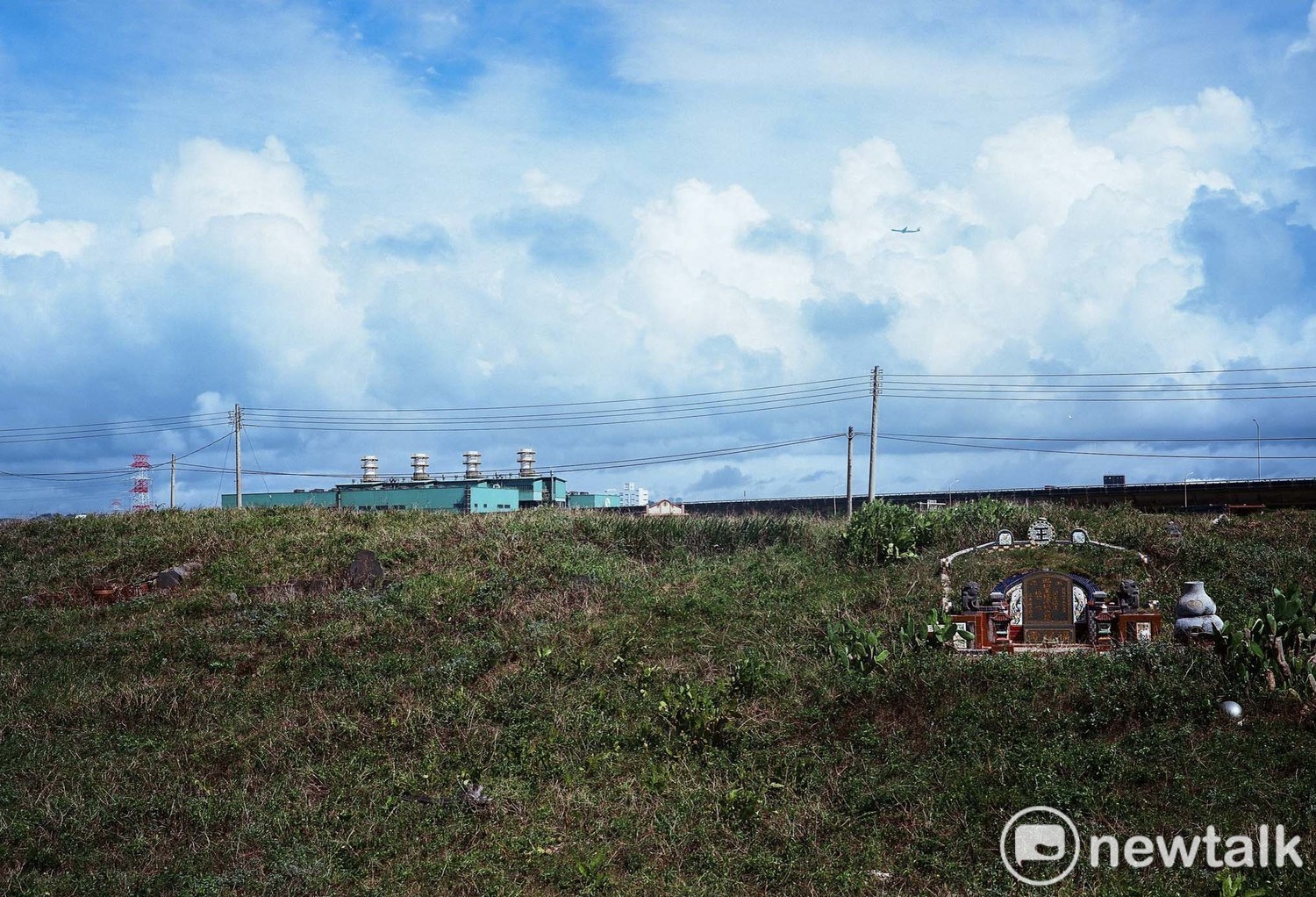 發電廠、公路、公墓,桃園機場鄰近之地是台灣的大門,也是個冒險之地。 圖:余白攝影/提供 發電廠、公路、公墓,桃園機場鄰近之地是台灣的大門,也是個冒險之地。 圖:余白攝影/提供