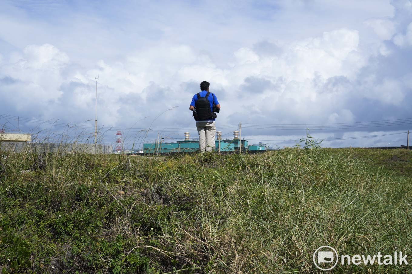 余白週一到週五要上班有一定的業績壓力,他特別喜歡桃園沿海空曠瞭闊的曠野,行走其間,可以看到很多台北看不到的風景,但他也擔心,在經濟發展過程中,這些鄉村風景會慢慢的消失。 圖:張良一/攝 余白週一到週五要上班有一定的業績壓力,他特別喜歡桃園沿海空曠瞭闊的曠野,行走其間,可以看到很多台北看不到的風景,但他也擔心,在經濟發展過程中,這些鄉村風景會慢慢的消失。 圖:張良一/攝