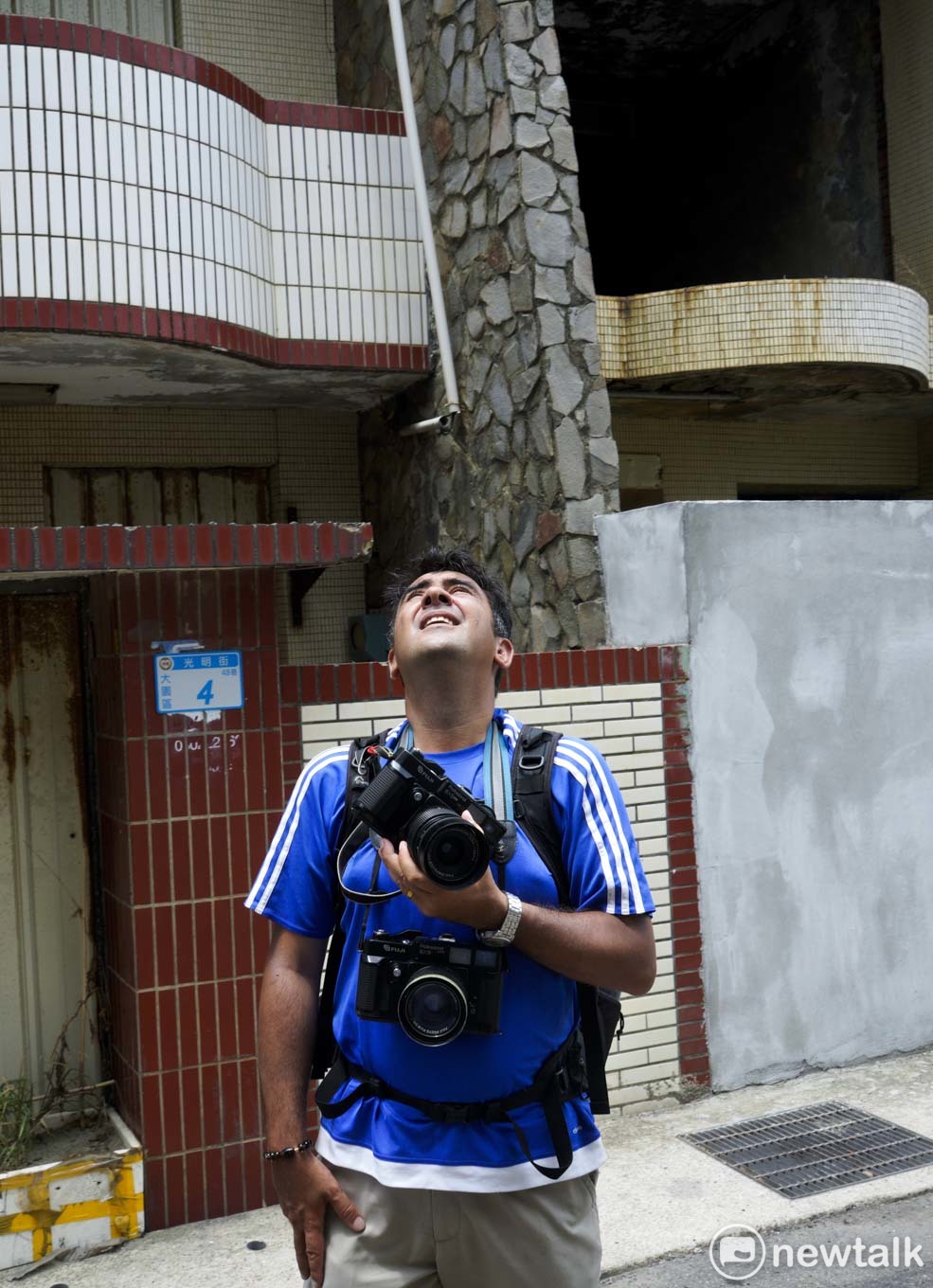 余白在桃園大園區看到80年代建築風格的住家,他手上拿著6x9的底片相機,等待被雲層遮住的陽光。他說,攝影是他的一切,為了等待光線而耗去一個鐘頭的時間是值得的。 圖:張良一/攝 余白在桃園大園區看到80年代建築風格的住家,他手上拿著6x9的底片相機,等待被雲層遮住的陽光。他說,攝影是他的一切,為了等待光線而耗去一個鐘頭的時間是值得的。 圖:張良一/攝