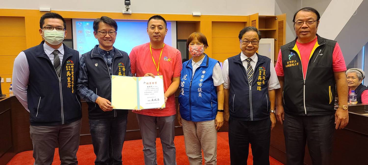 台灣勞工大聯盟總工會成立「 青年工作委員會」,由陳新民(左三)擔任主委。 台灣勞工大聯盟總工會/提供 台灣勞工大聯盟總工會成立「 青年工作委員會」,由陳新民(左三)擔任主委。 台灣勞工大聯盟總工會/提供