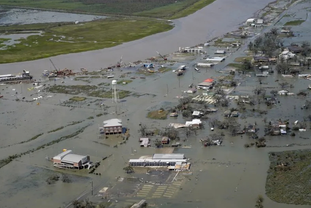 颶風蘿拉(Hurricane Laura)登陸路易斯安那州,導致部分地區受到災害,房屋泡在水裏。 圖 : 翻攝自環球時報。 颶風蘿拉(Hurricane Laura)登陸路易斯安那州,導致部分地區受到災害,房屋泡在水裏。 圖 : 翻攝自環球時報。