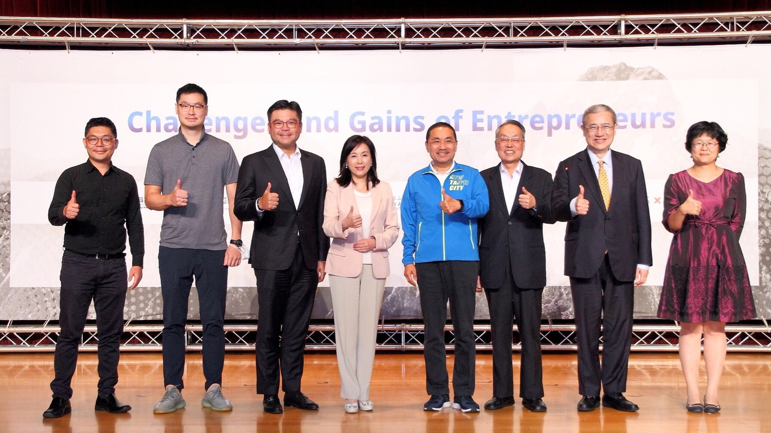 台灣玉山科技協會秘書長許毓仁 (左起)、HTC首席去中心化長陳信生、康舒科技總經理許介立、台灣玉山科技協會理事長李紀珠、新北市長侯友宜、宏碁集團創辦人施振榮等人參加「 Challenges_and_Gains_of_Entrepreneurs」論壇。 圖:新北市經發局提供 台灣玉山科技協會秘書長許毓仁 (左起)、HTC首席去中心化長陳信生、康舒科技總經理許介立、台灣玉山科技協會理事長李紀珠、新北市長侯友宜、宏碁集團創辦人施振榮等人參加「 Challenges_and_Gains_of_Entrepreneurs」論壇。 圖:新北市經發局提供