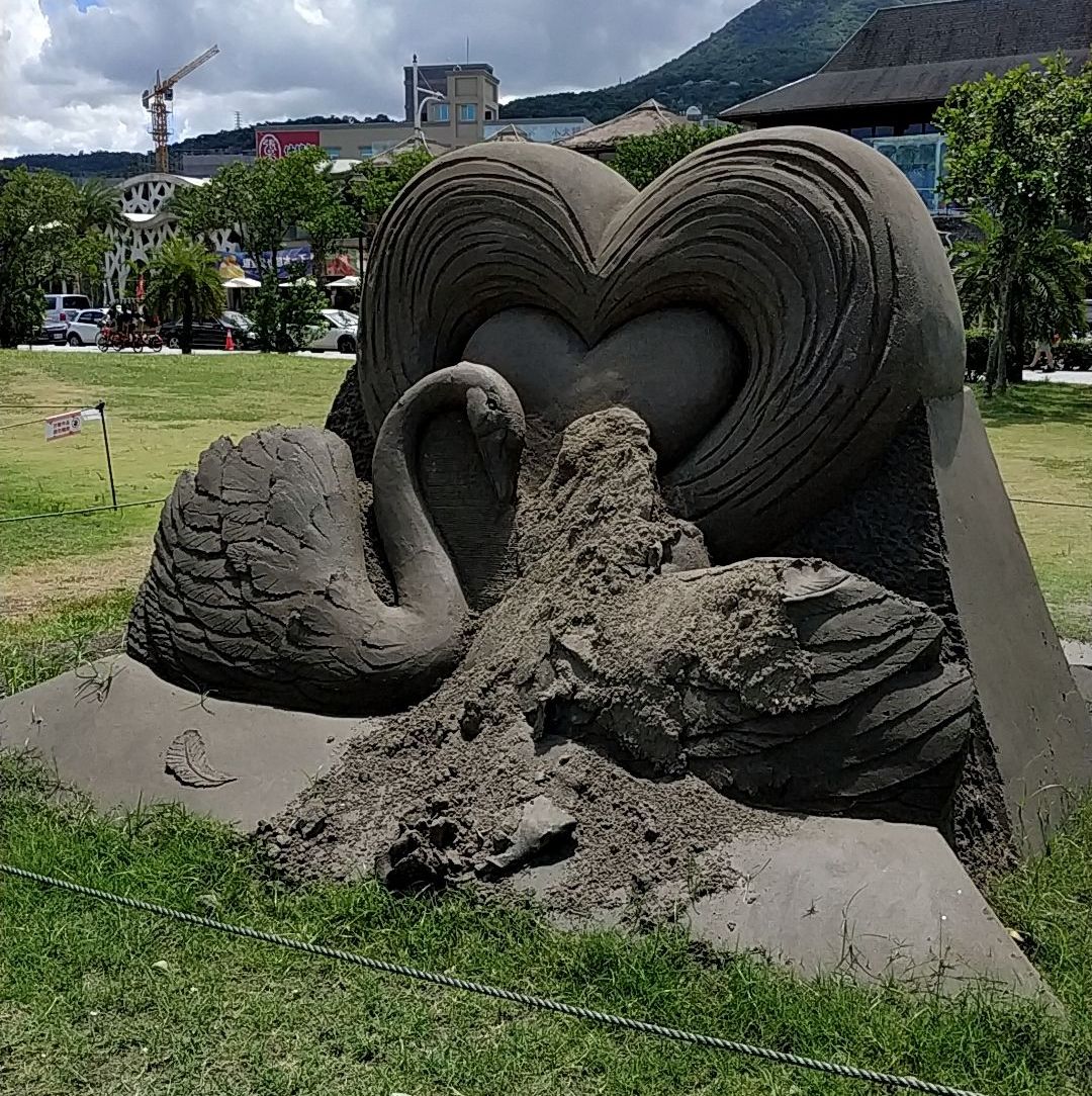 八里城市沙雕展中名為「美善天使」的沙雕,昨天夜晚11點左右遭人惡意破壞。 圖:新北市水利局提供 八里城市沙雕展中名為「美善天使」的沙雕,昨天夜晚11點左右遭人惡意破壞。 圖:新北市水利局提供