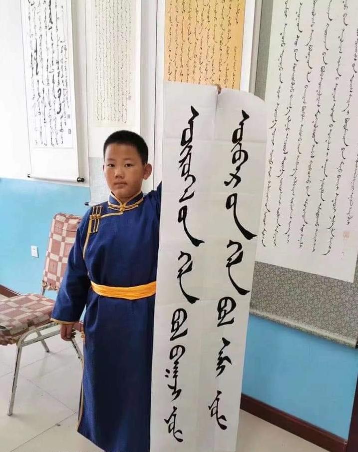 抗議中國推雙語教學,內蒙小學生標語寫著「外語是工具,本國語言是靈魂」,抗議啦! 圖:翻攝自南蒙古人權團體 抗議中國推雙語教學,內蒙小學生標語寫著「外語是工具,本國語言是靈魂」,抗議啦! 圖:翻攝自南蒙古人權團體