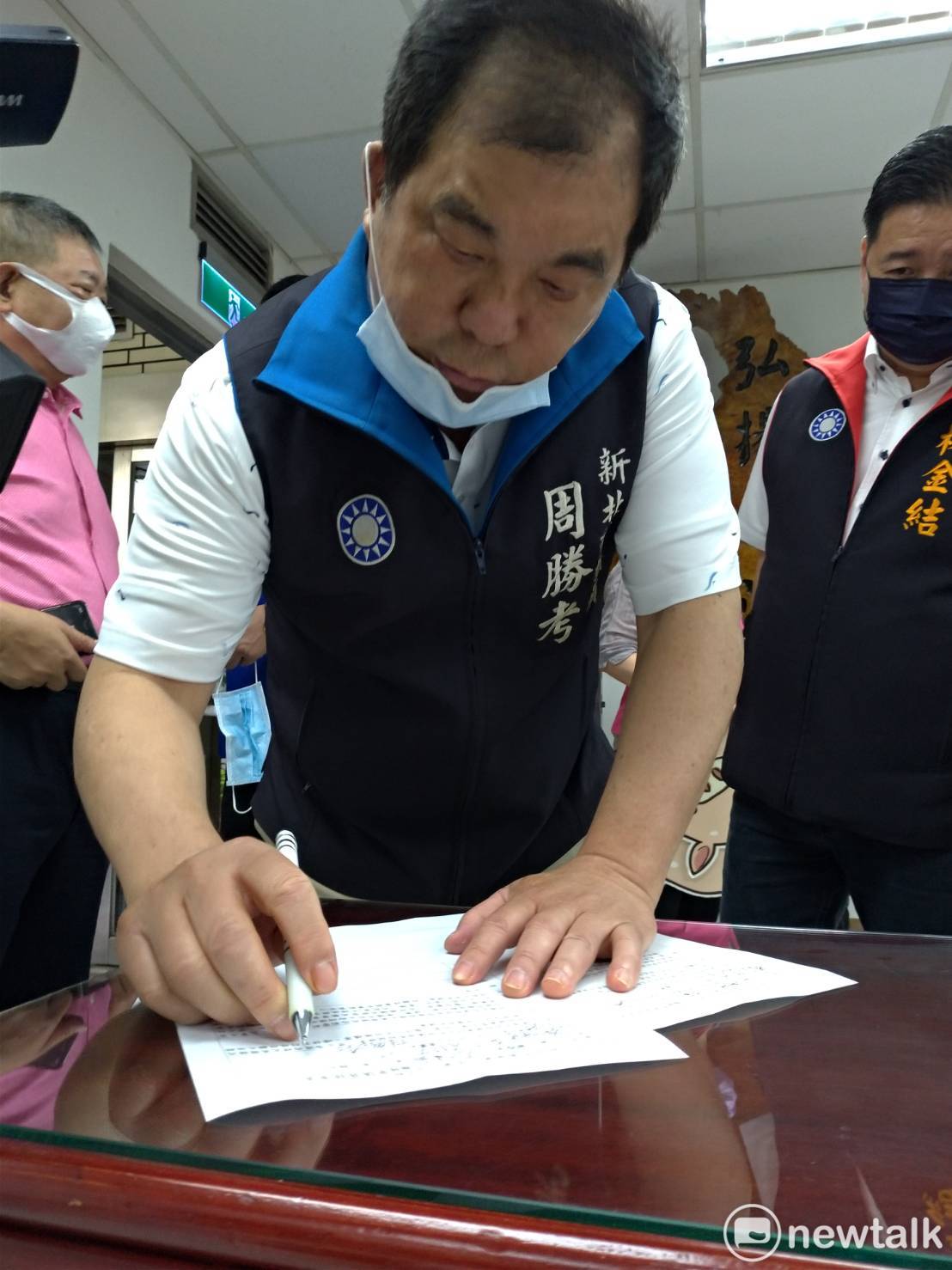 國民黨新北市議會黨團提案修正「新北市食品安全衛生管理自治條例」,要將豬肉及其加工製品不得檢出乙型受體素修法納入。 圖:王峻昌/攝 國民黨新北市議會黨團提案修正「新北市食品安全衛生管理自治條例」,要將豬肉及其加工製品不得檢出乙型受體素修法納入。 圖:王峻昌/攝