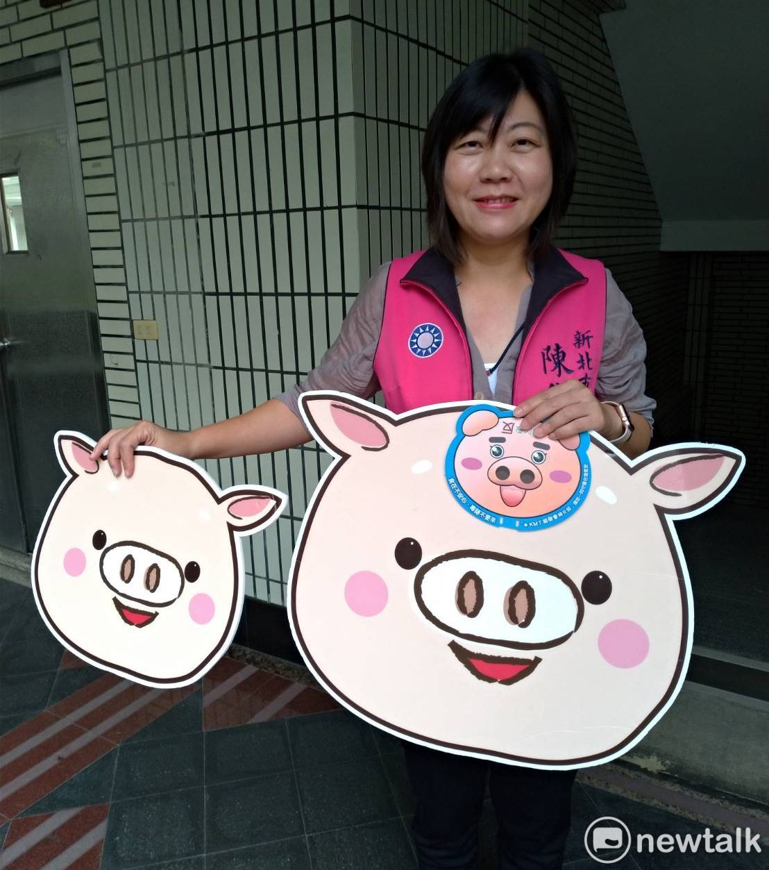 市議員陳儀君帶2016年抗議美豬的手板參加記者會。 圖:王峻昌/攝 市議員陳儀君帶2016年抗議美豬的手板參加記者會。 圖:王峻昌/攝
