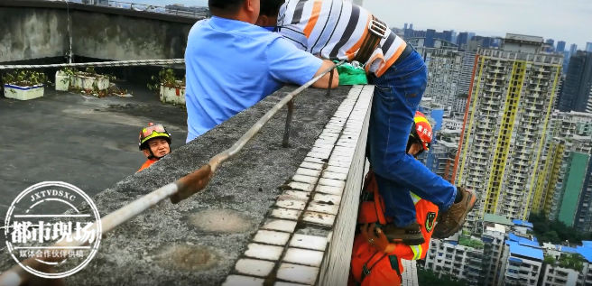 消防隊接獲民眾報案後,成功救下該男子。 圖:翻攝自都市現場 消防隊接獲民眾報案後,成功救下該男子。 圖:翻攝自都市現場
