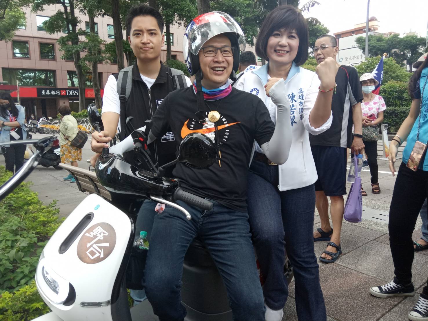 羅智強(中)將連署書送到高市府後,繼續南下屏東找潘孟安。 圖:孫家銘/攝 羅智強(中)將連署書送到高市府後,繼續南下屏東找潘孟安。 圖:孫家銘/攝