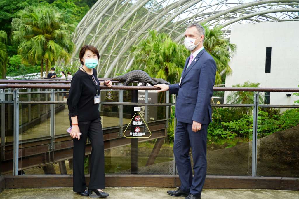 台北市副市長黃珊珊及布拉格市長賀瑞普共同參觀台北市立動物園。 圖:台北市政府 / 提供 台北市副市長黃珊珊及布拉格市長賀瑞普共同參觀台北市立動物園。 圖:台北市政府 / 提供