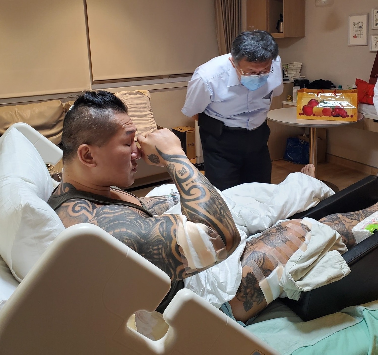 柯文哲深夜探望 館長PO合照：感謝並與主治醫生討論病情
