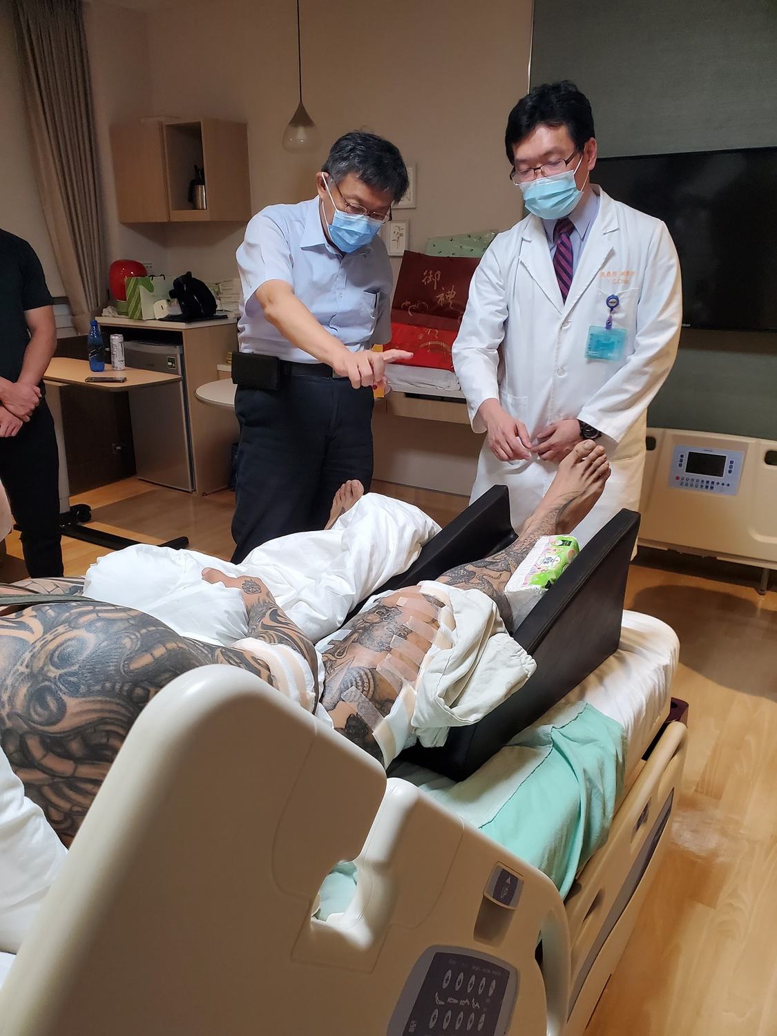 柯文哲與主治醫師討論館長病情。 圖:翻攝飆捍臉書 柯文哲與主治醫師討論館長病情。 圖:翻攝飆捍臉書
