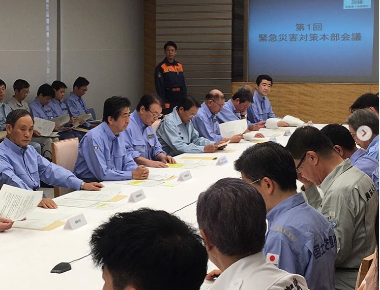 菅義偉(中排左起)是第4次擔任安倍晉三內閣的官房長官,一直都是安倍得力的左右手。 圖:翻攝自菅義偉IG 菅義偉(中排左起)是第4次擔任安倍晉三內閣的官房長官,一直都是安倍得力的左右手。 圖:翻攝自菅義偉IG