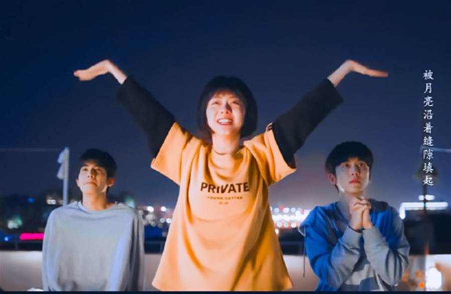 譚松韻在《以家人之名》對著流星大喊「媽媽,我在這裡,看見我了嗎」,這一幕讓不少網友看了淚崩。 圖:翻攝自微博 譚松韻在《以家人之名》對著流星大喊「媽媽,我在這裡,看見我了嗎」,這一幕讓不少網友看了淚崩。 圖:翻攝自微博