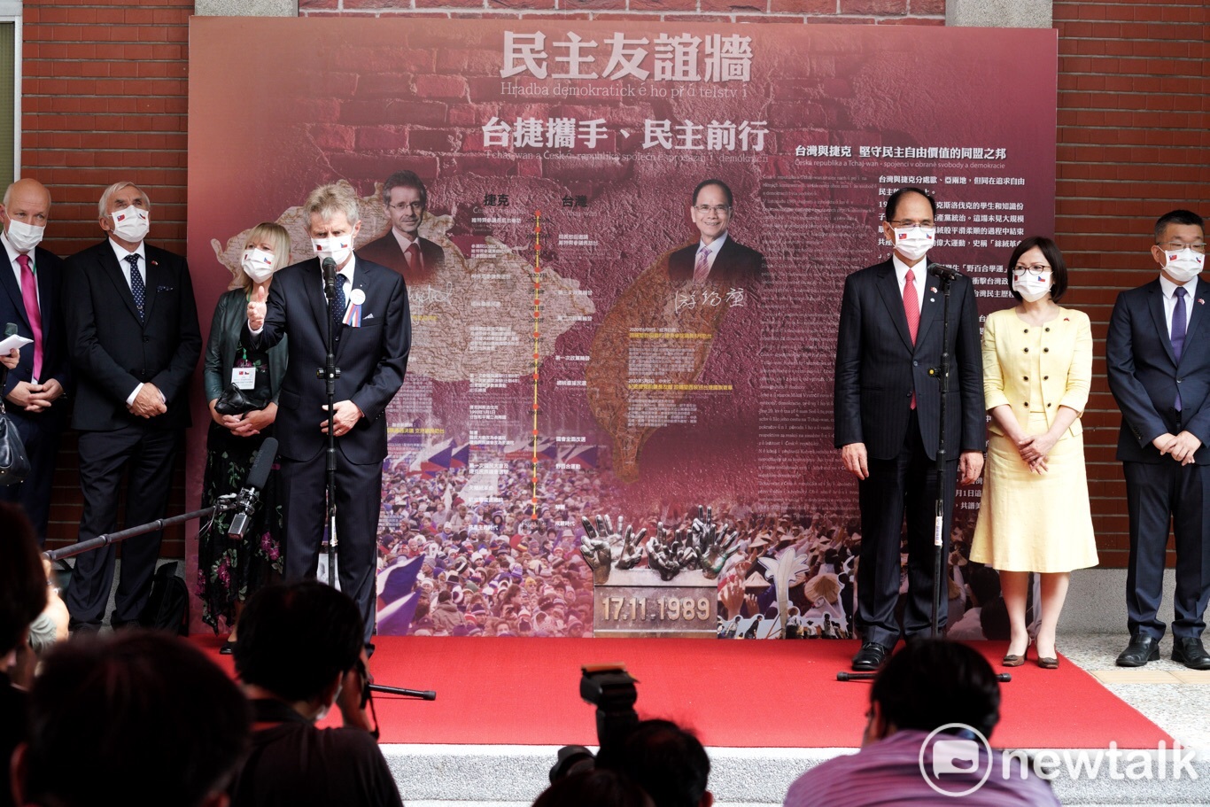 兩國代表在象徵台捷交好的「民主友誼牆」前合照。 圖:張良一/攝 兩國代表在象徵台捷交好的「民主友誼牆」前合照。 圖:張良一/攝