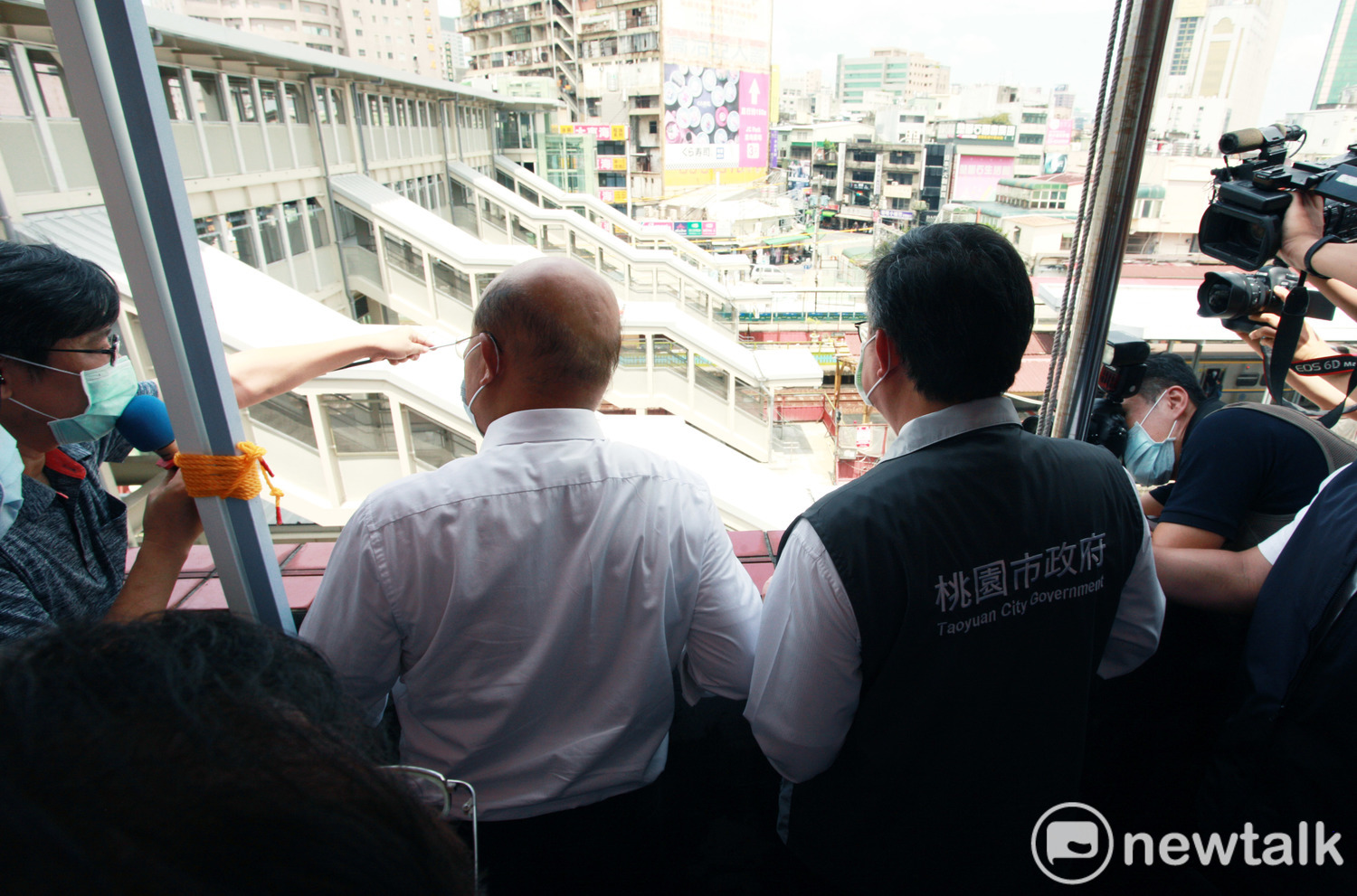 蘇貞昌由交通部長林佳龍、桃園市長鄭文燦陪同視察桃園市鐵路地下化工程進度。 圖:林昀真/攝 蘇貞昌由交通部長林佳龍、桃園市長鄭文燦陪同視察桃園市鐵路地下化工程進度。 圖:林昀真/攝